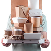 Foto de pessoa segurando diversos tipos de embalagens de alimentos