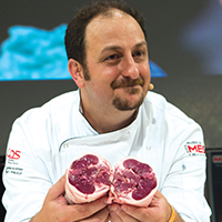 Exercite a curiosidade Foto de chef segurando dois pedaços de carne