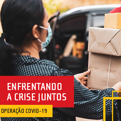 Foto de pessoa com máscara fazendo entrega