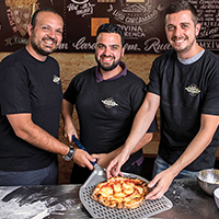 Foto dos sócios da rede de pizzarias Divina Increnca