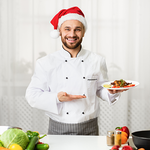 Homem servindo prato de comida