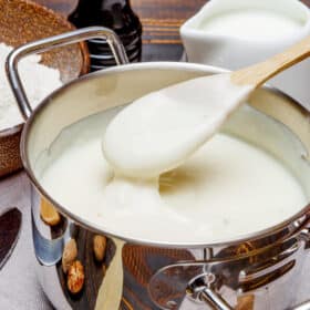 Molho bechamel em uma panela e ingredientes