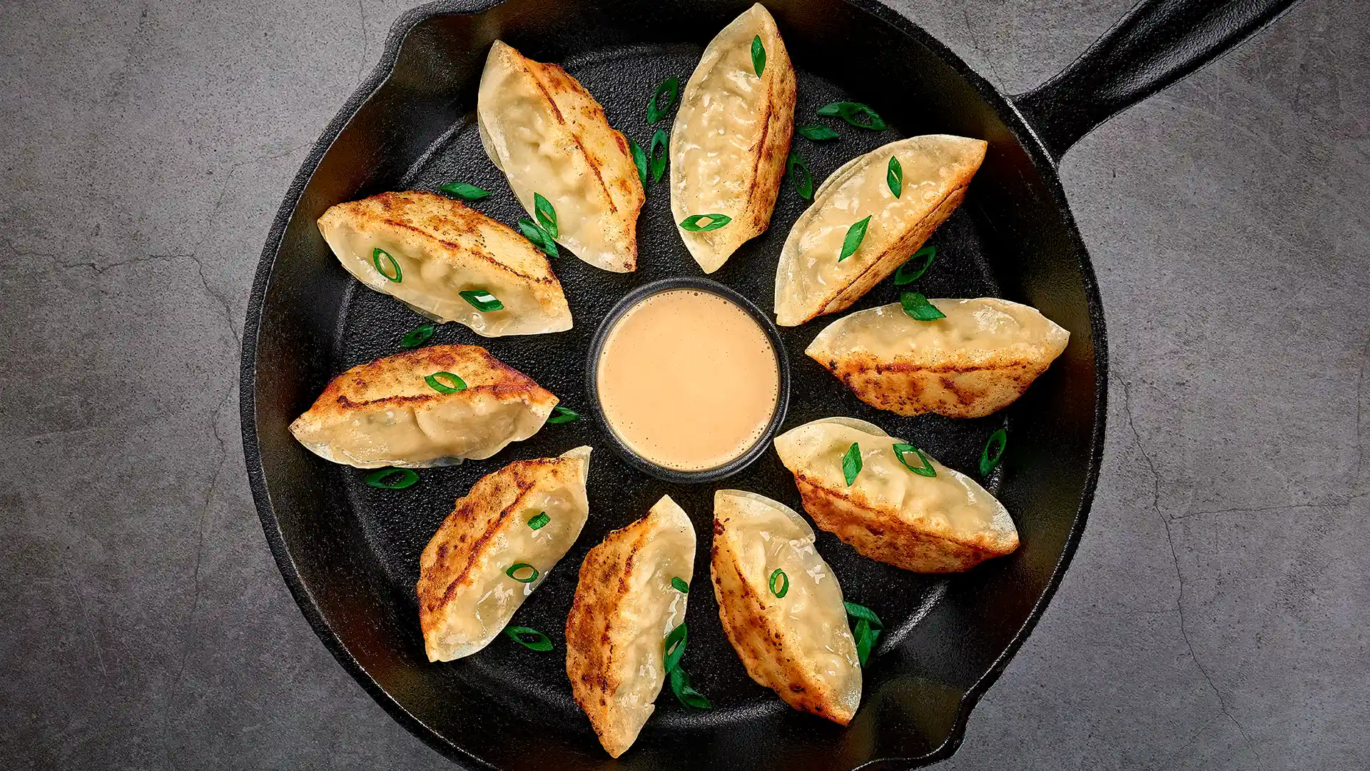 Gyoza com Molho de Amendoim
