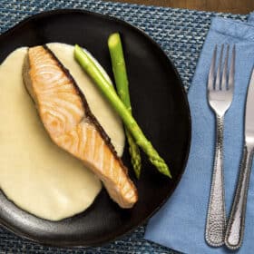 SALMAO GRELHADO COM CREME DE ASPARGOS