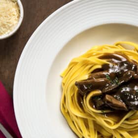 TALHARIM AO MOLHO DE FILE MIGNON E FUNGHI