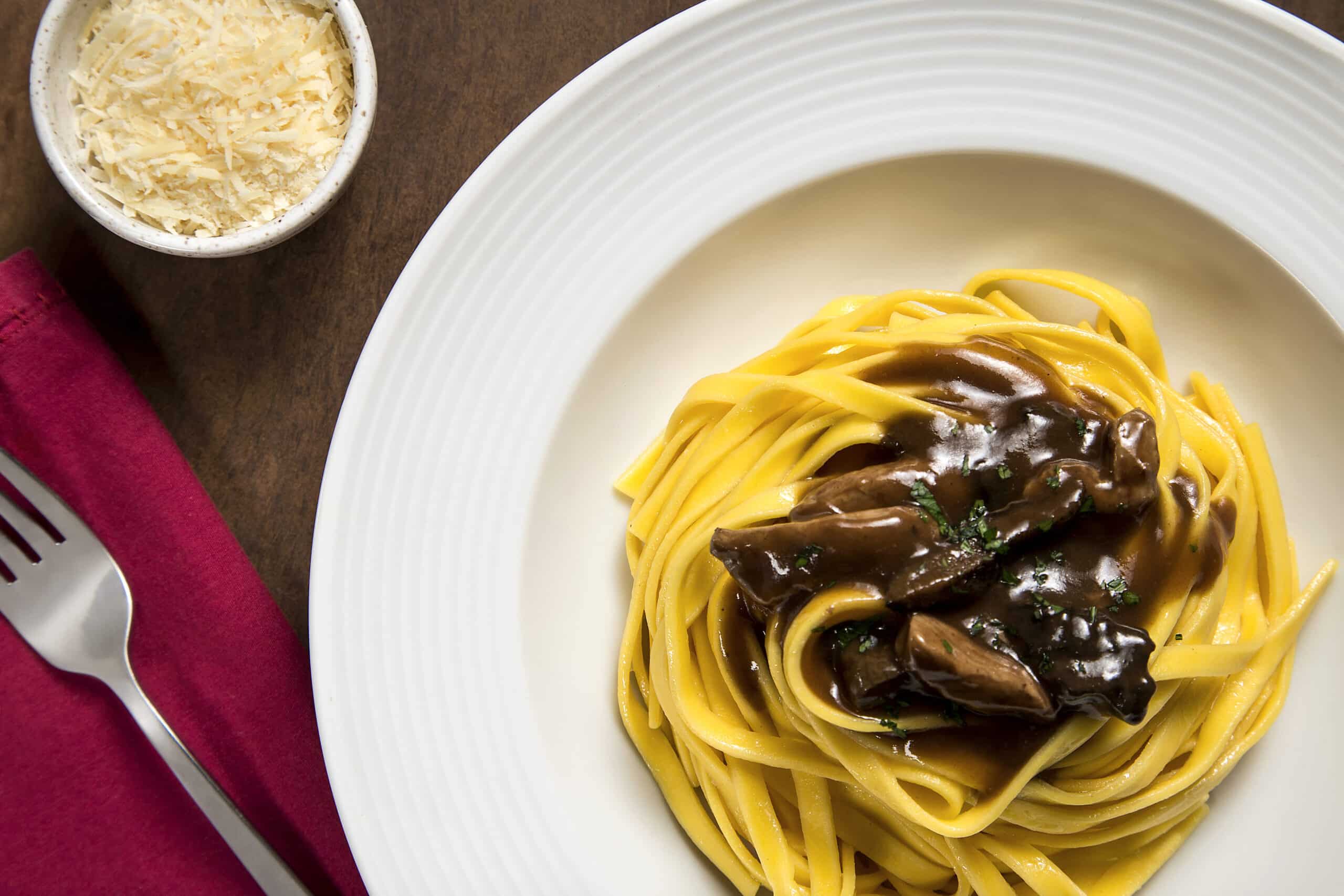 Talharim ao molho de filé mignon e funghi