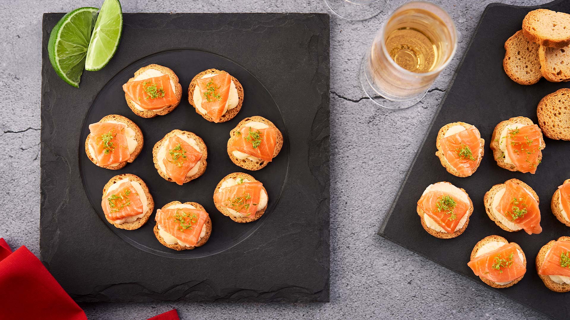 Canapé de salmão curado com creme azedo