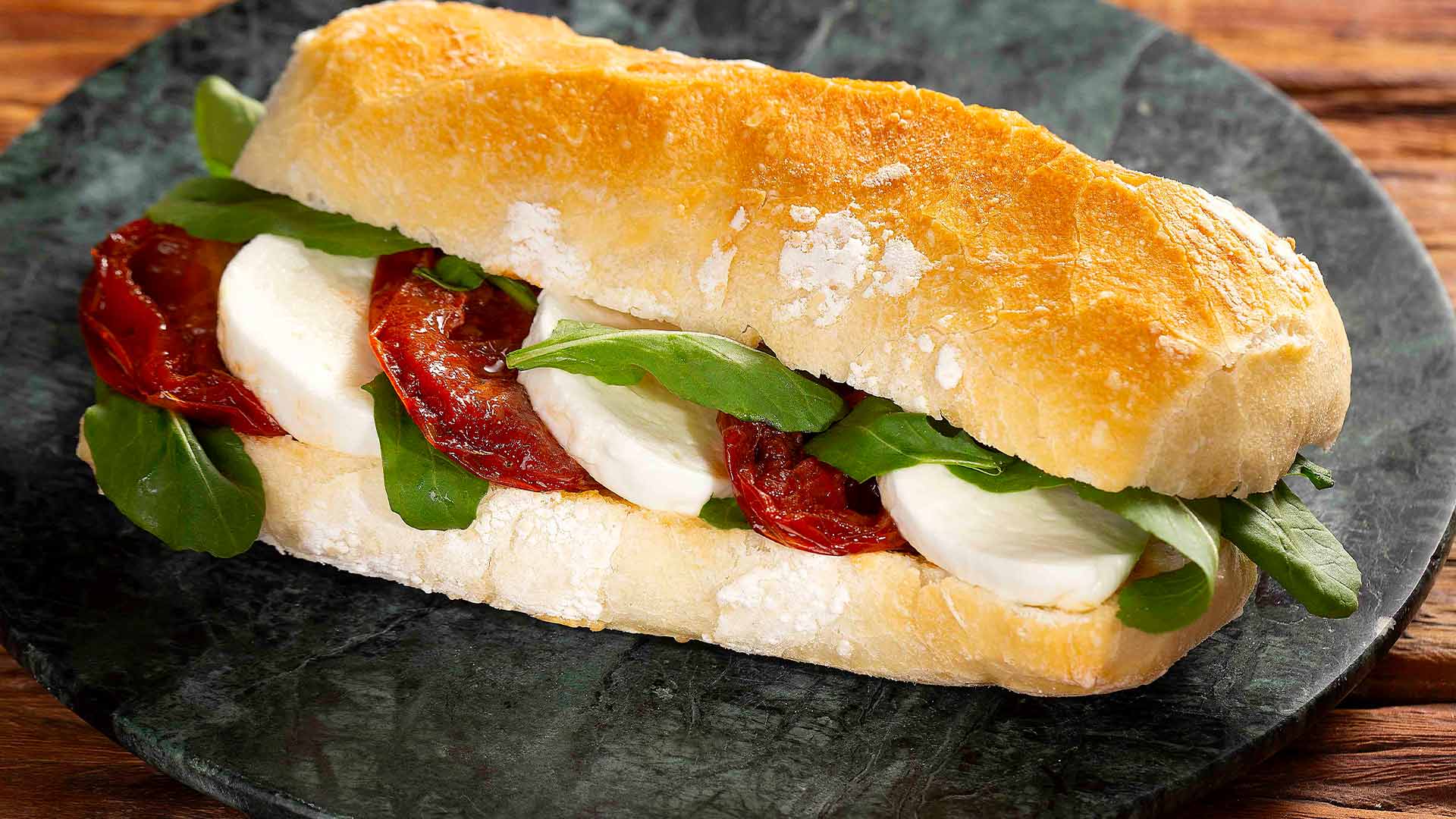 Ciabatta com tomate-seco e rúcula