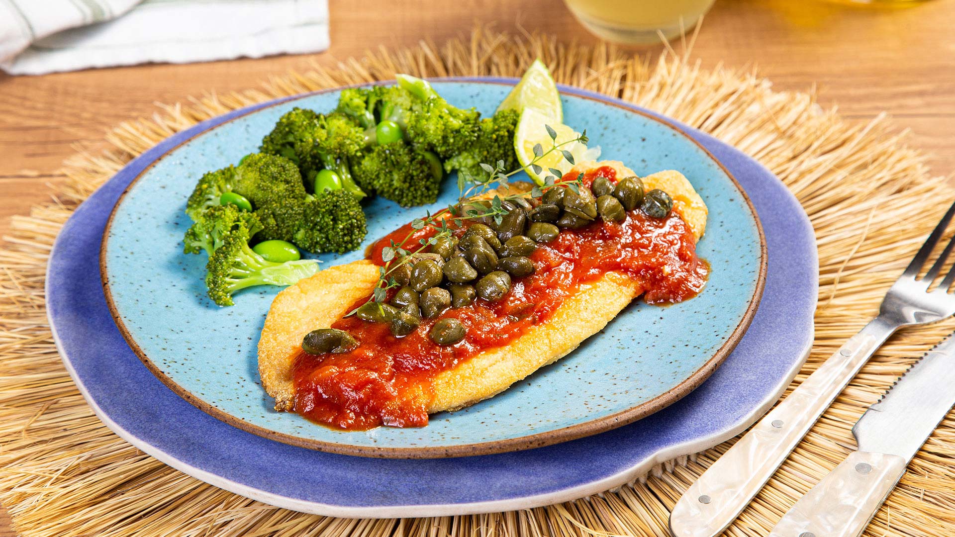 Peixe ao molho de tomate e alcaparras