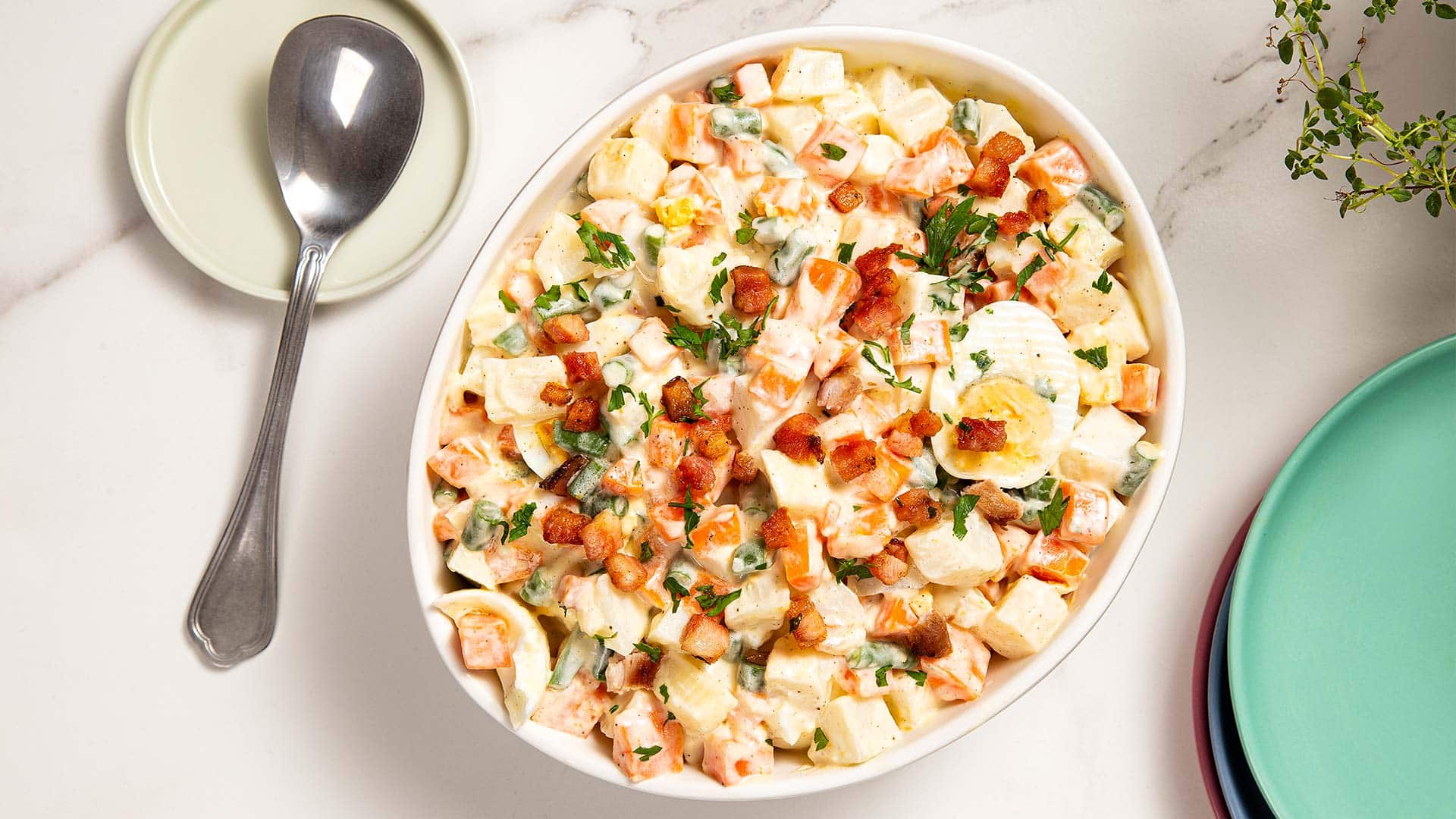 Salada de maionese com legumes e bacon frito