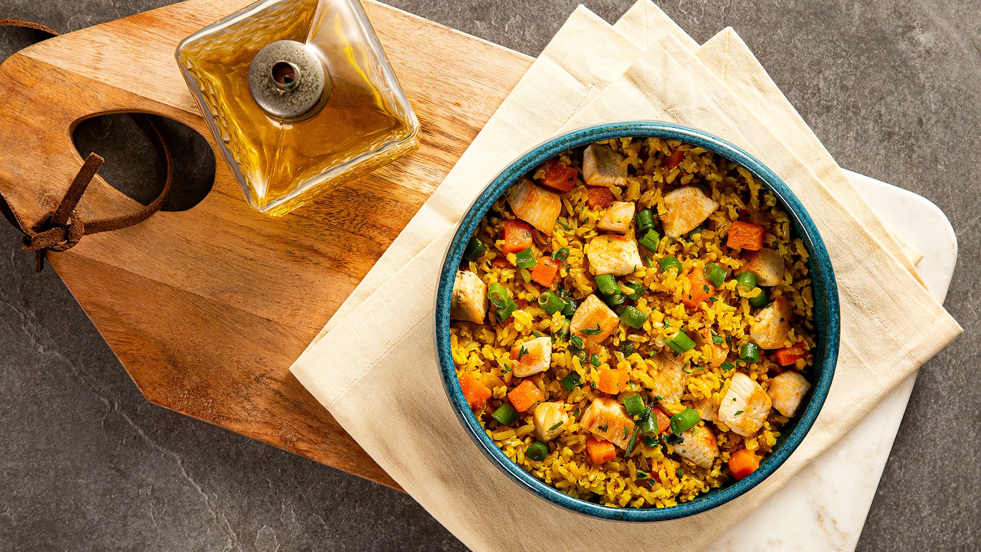 Arroz integral com açafrão, frango e legumes