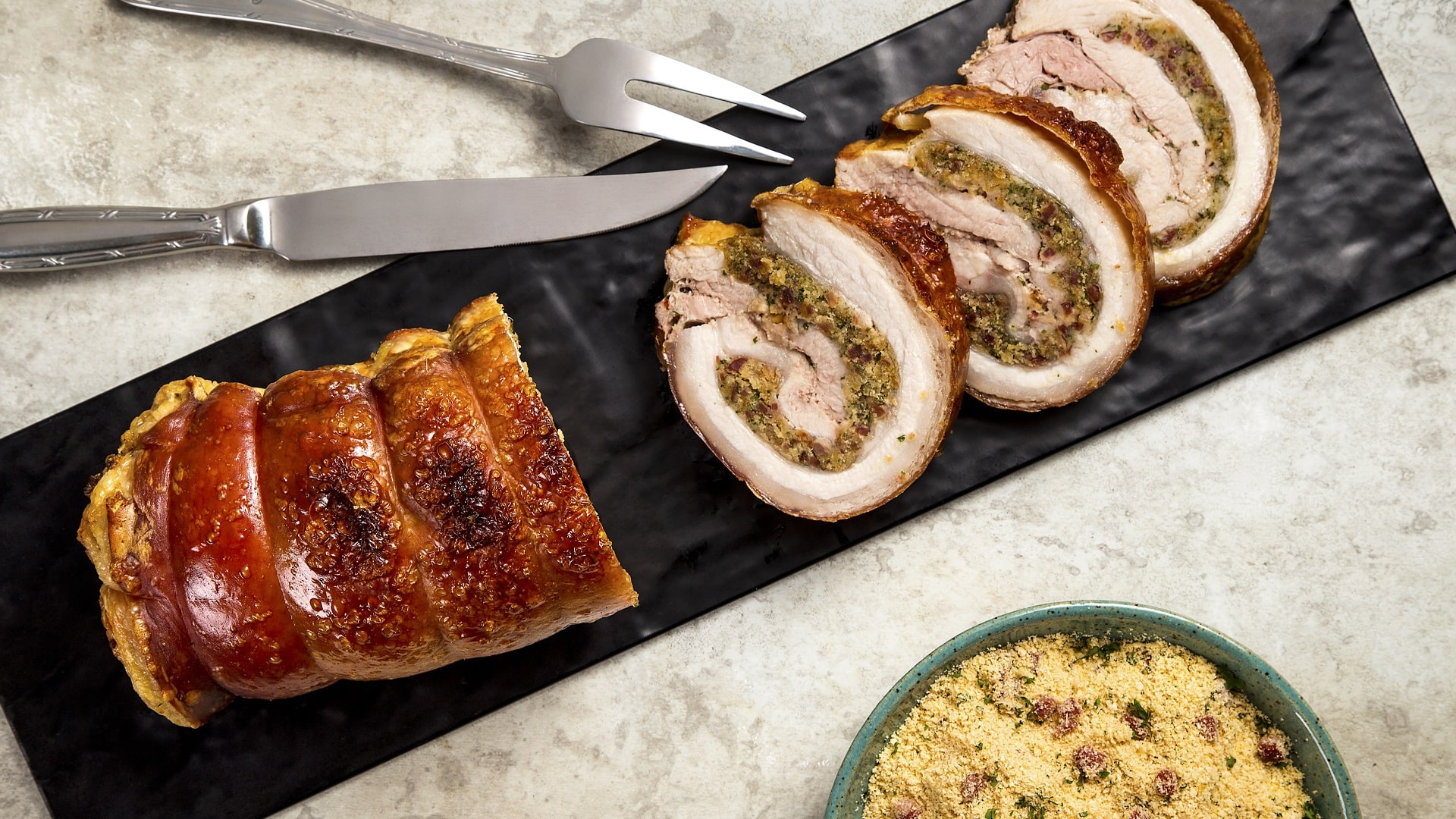 Barriga suína (porchetta) recheada com farofa defumada