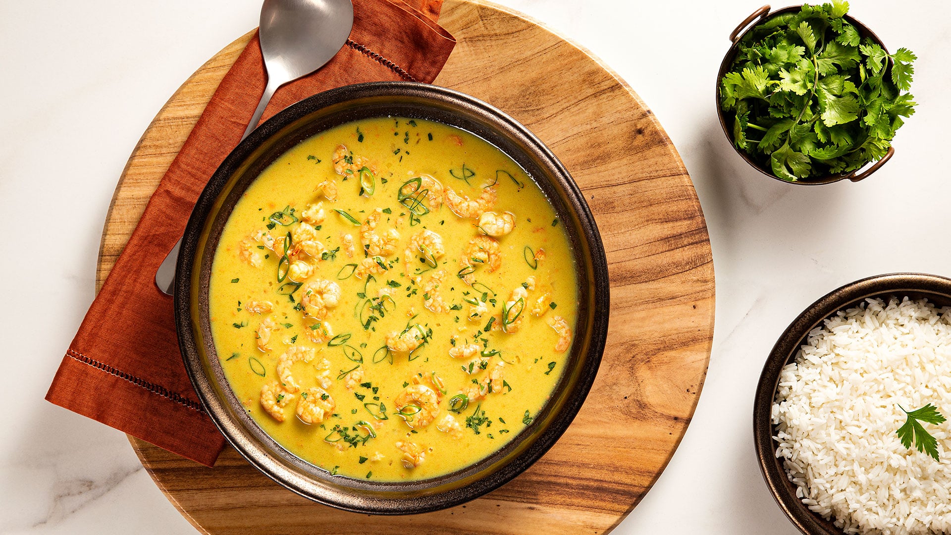Camarão com leite de coco e curry