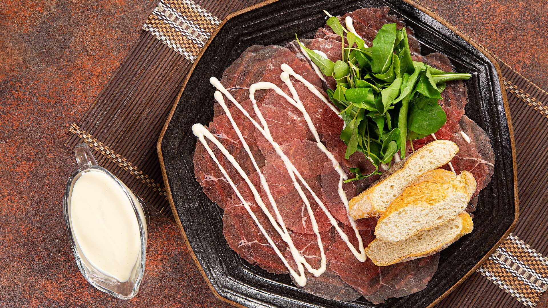 Carpaccio de carne com maionese de azeite e mostarda