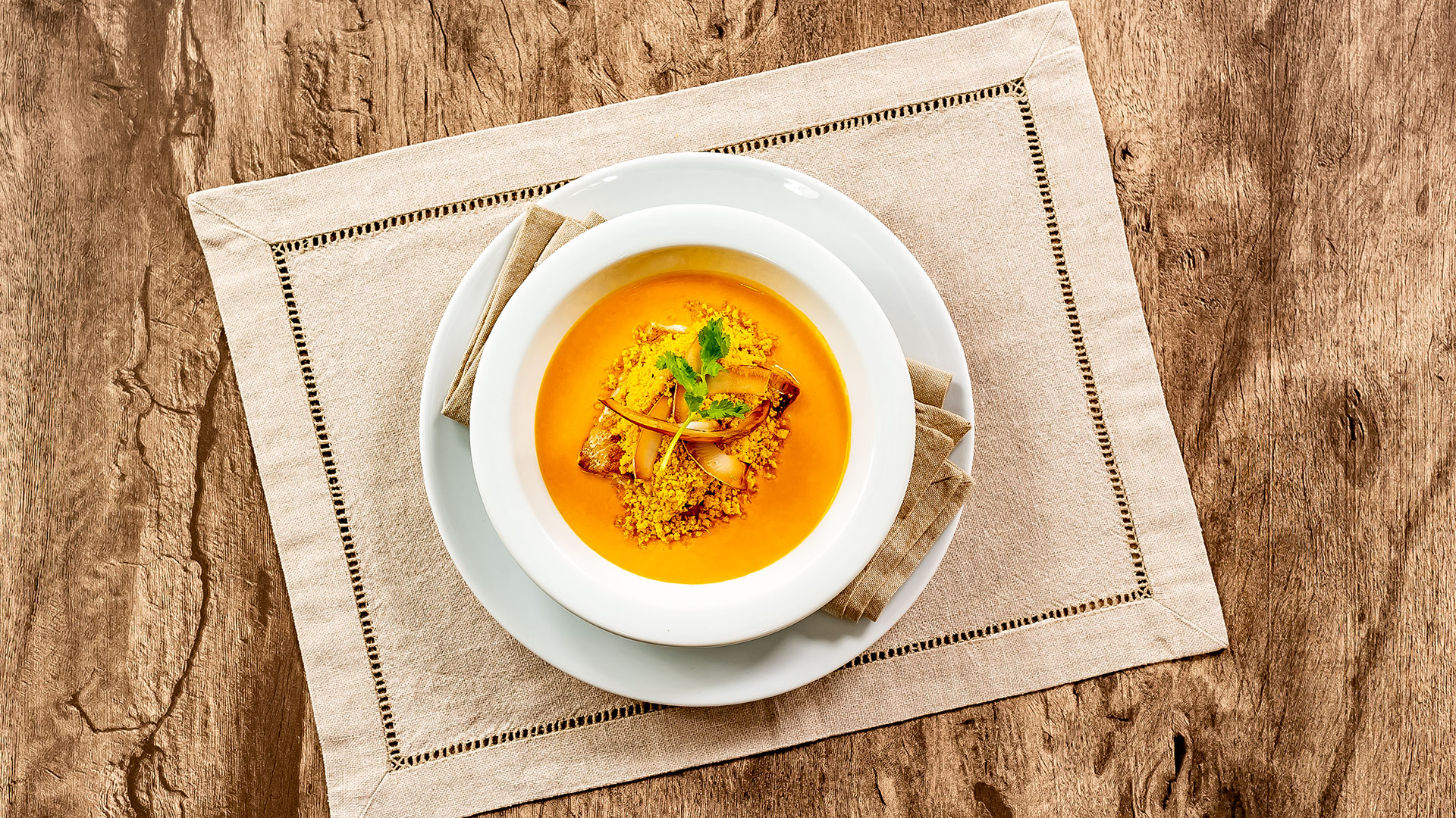 Moqueca de peixe com farofa de dendê