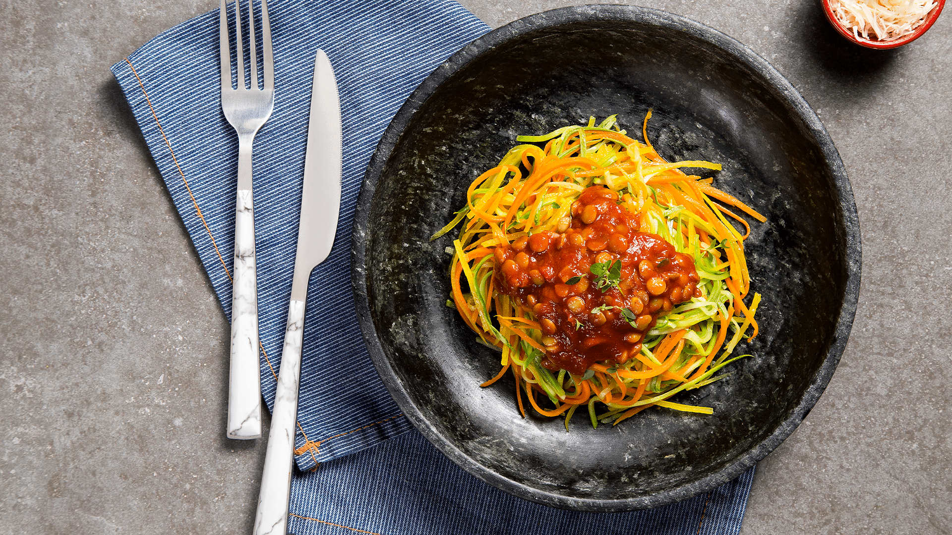 Espaguete de legumes com bolonhesa de lentilha