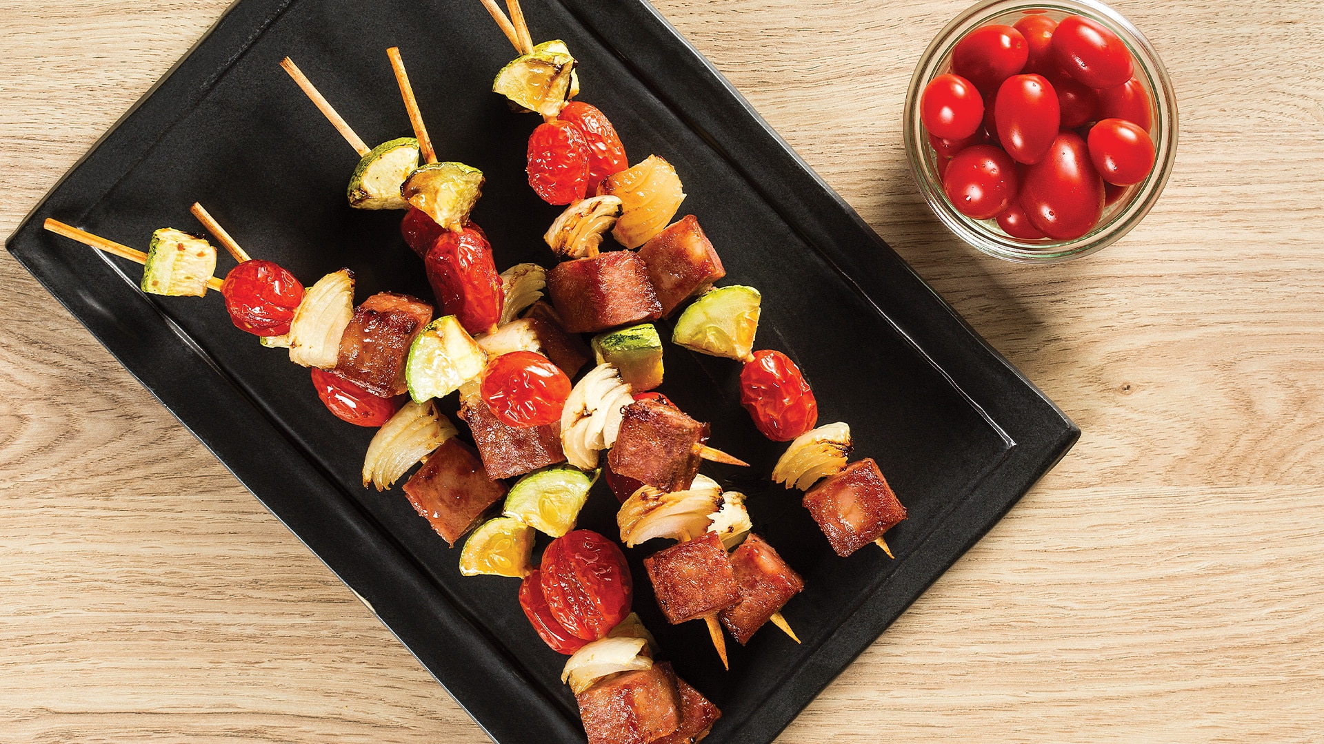 Espetinhos de linguiça com legumes