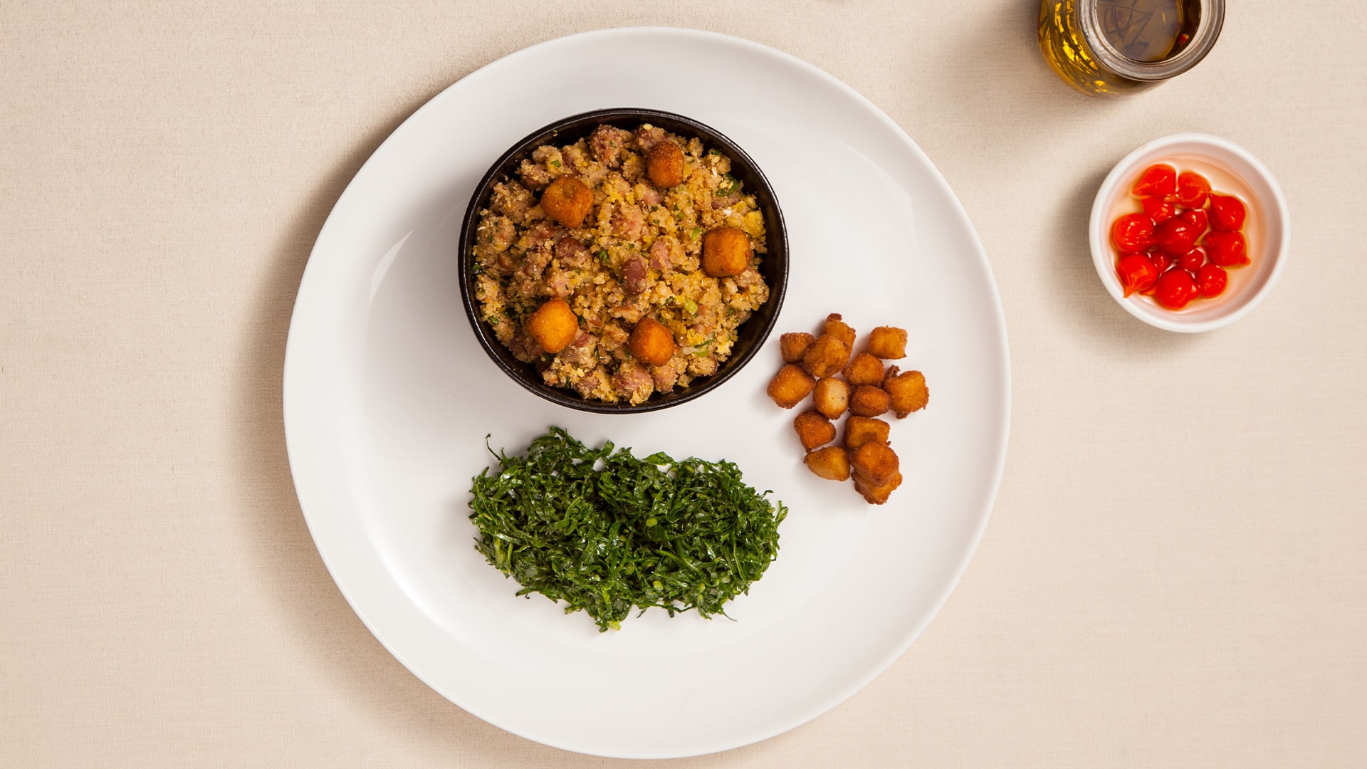 Feijão tropeiro com crouton de banana-da-terra