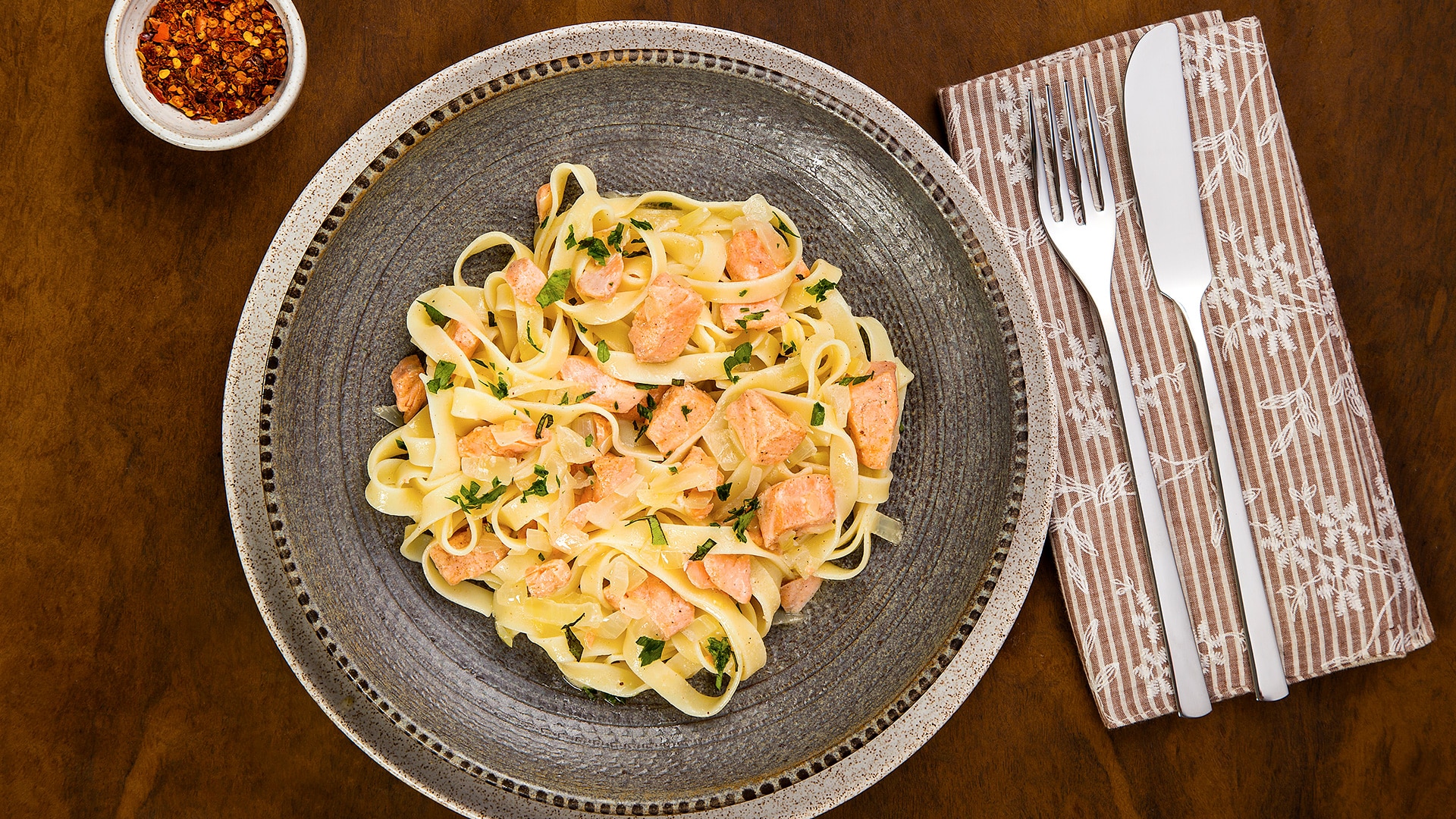 Fettuccine com salmão flambado na vodca