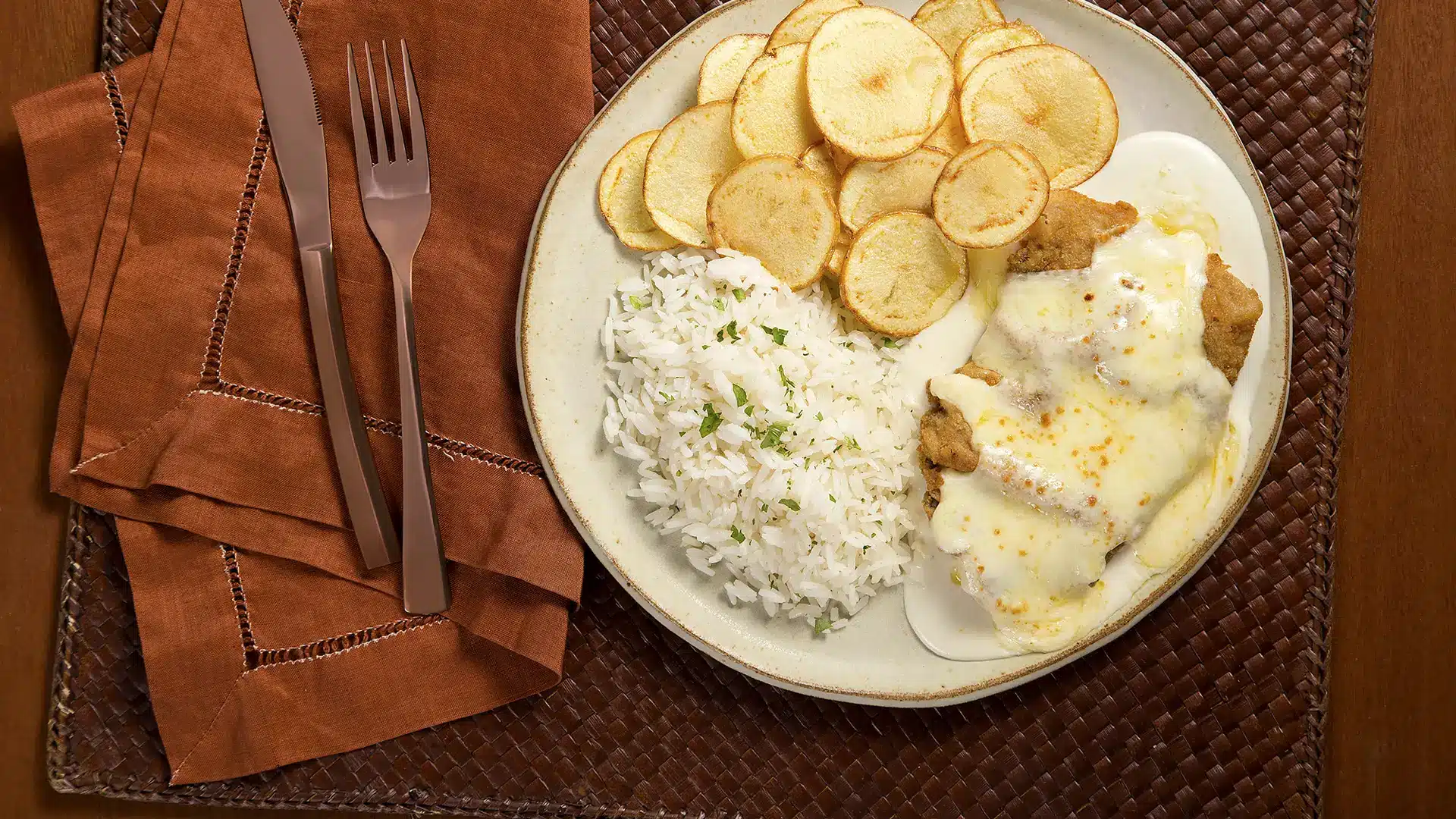 Filé à parmegiana com molho branco