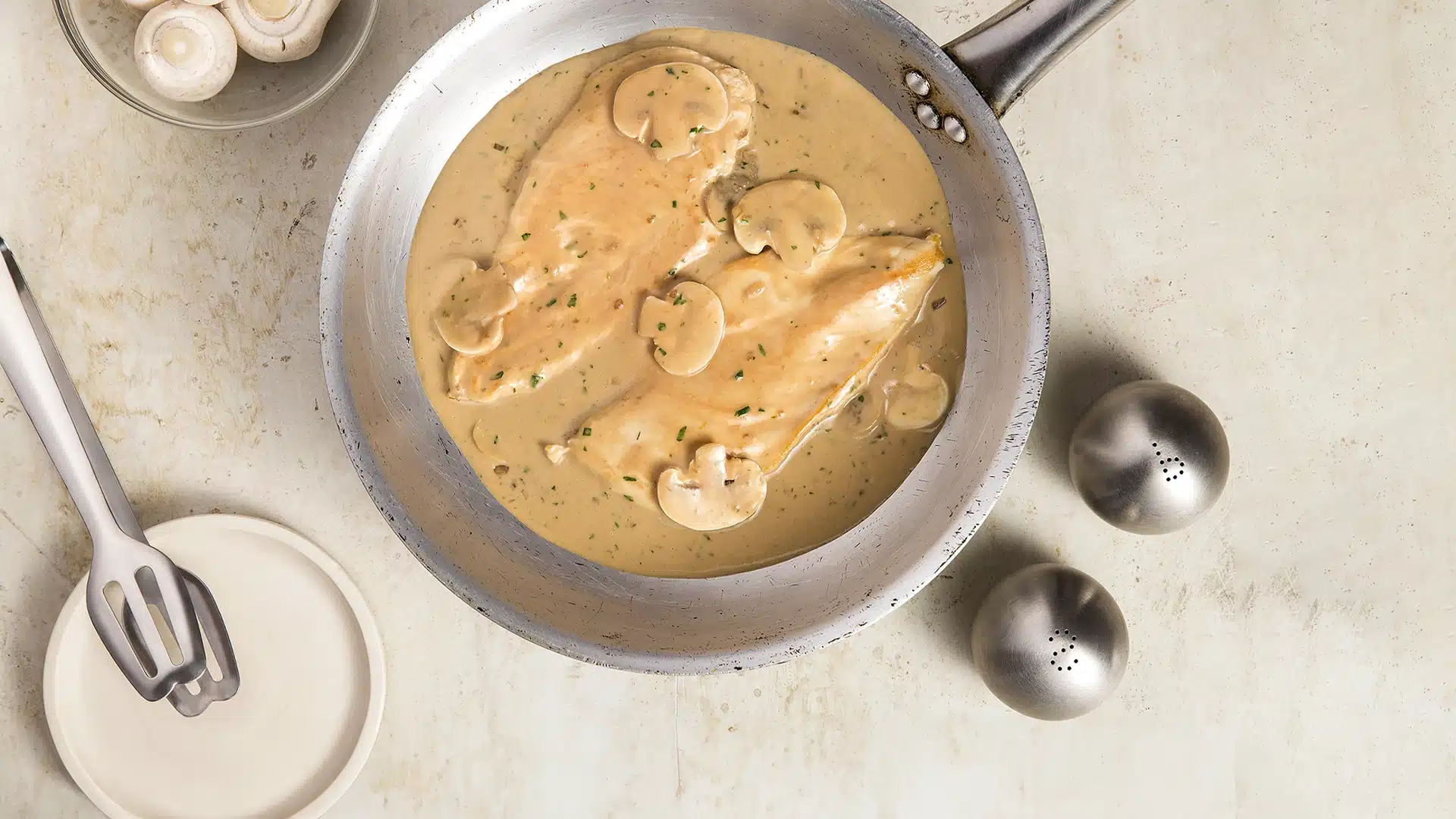 Filé de frango com molho de cogumelos
