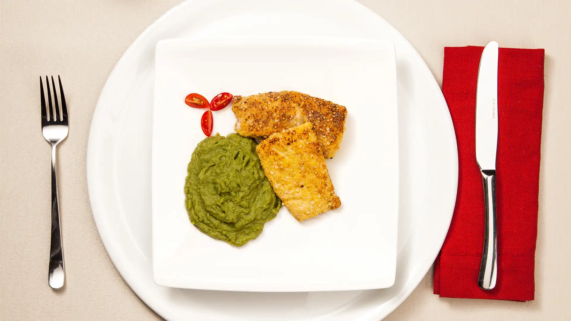 Filé de peixe com crosta de quinoa e purê de espinafre