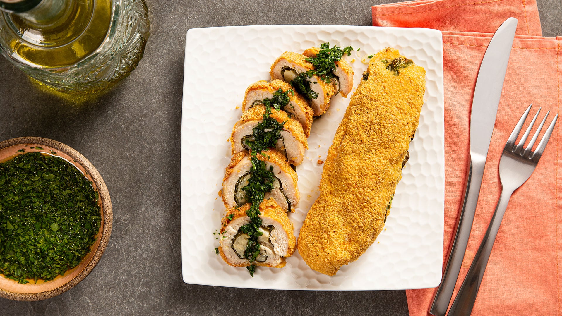 Frango à rolê com pupunha e molho gremolata