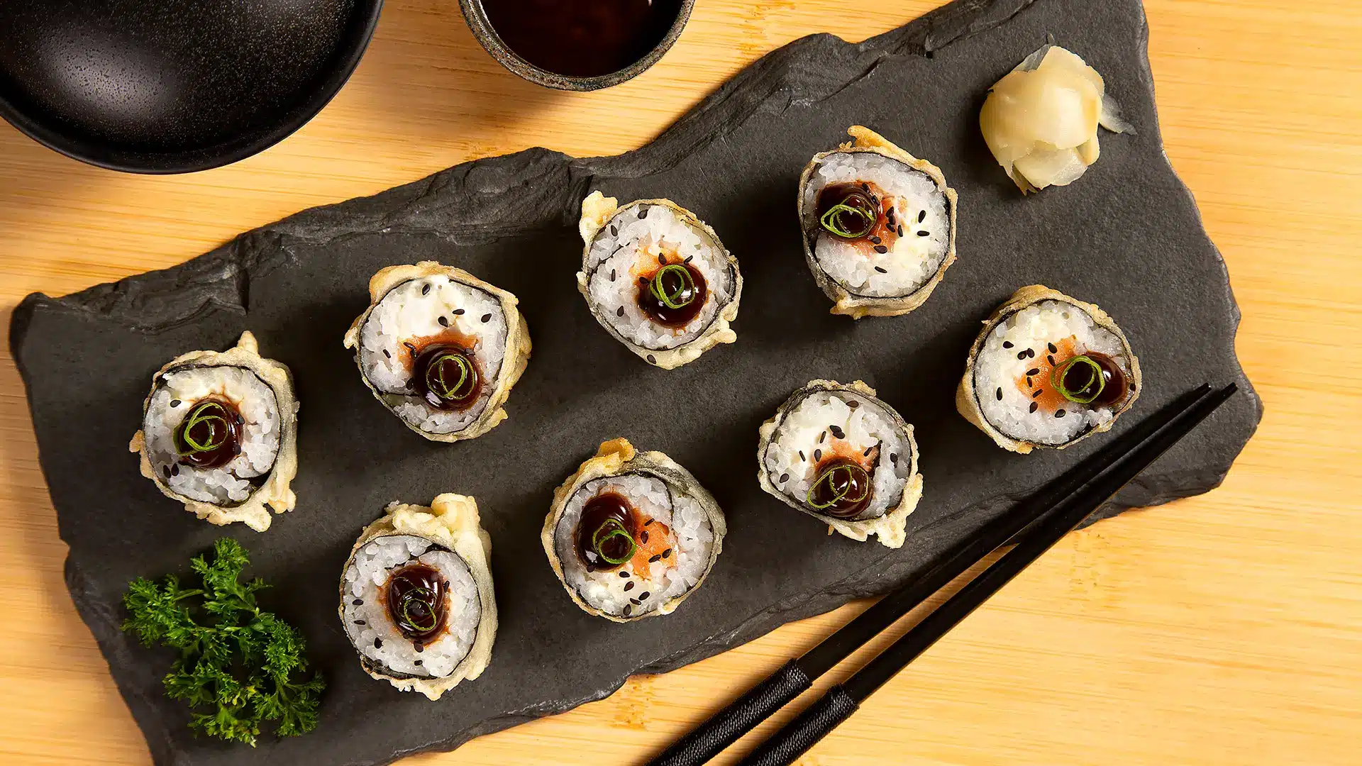 Hot roll de salmão com molho tarê