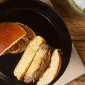 juicy lucy com cebola e bbq top view 03 11 2022 couhr