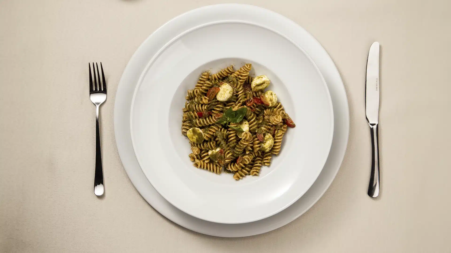Macarrão integral ao molho pesto e tomate