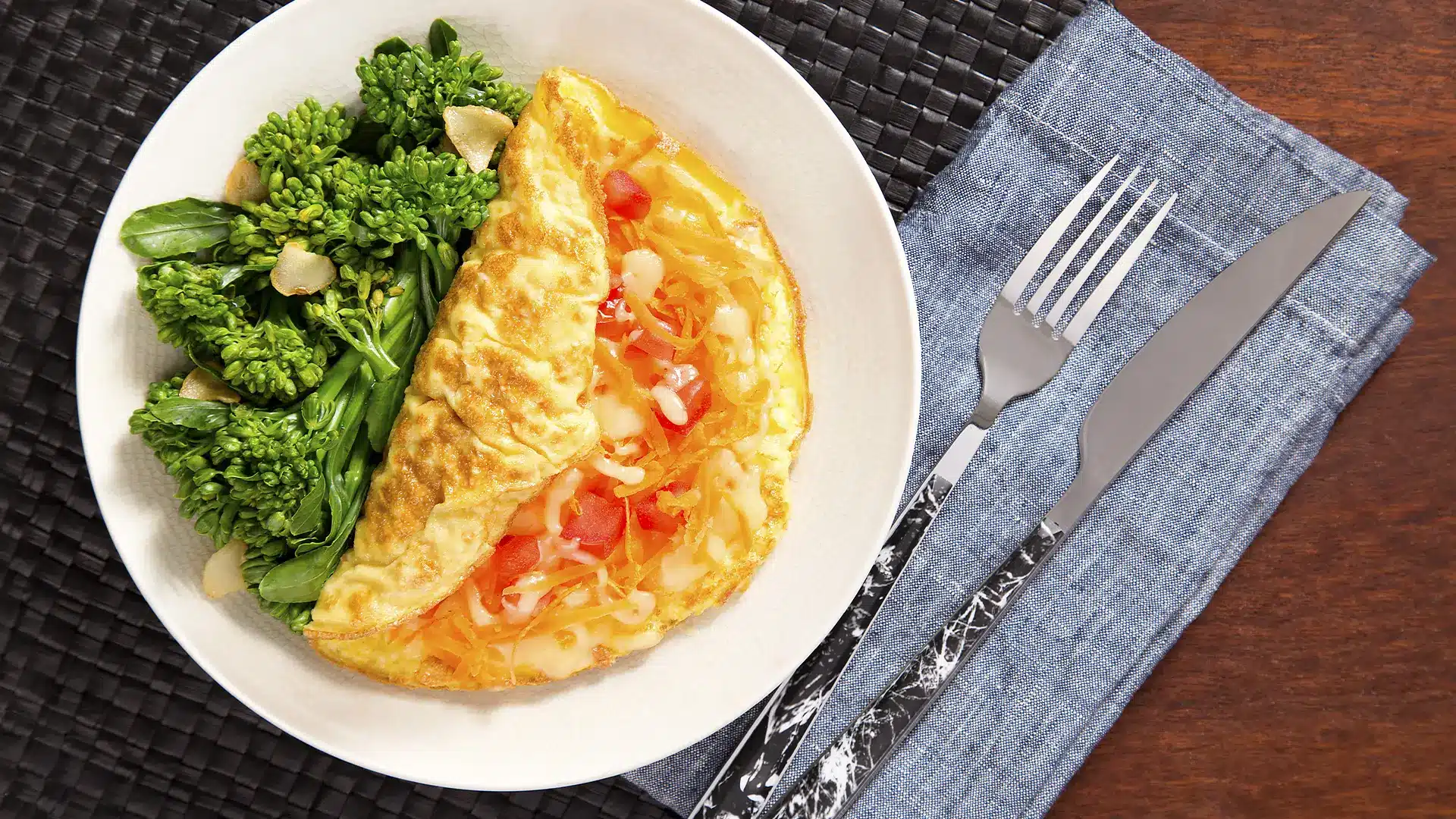 Omelete recheada com cenoura, tomate e queijo
