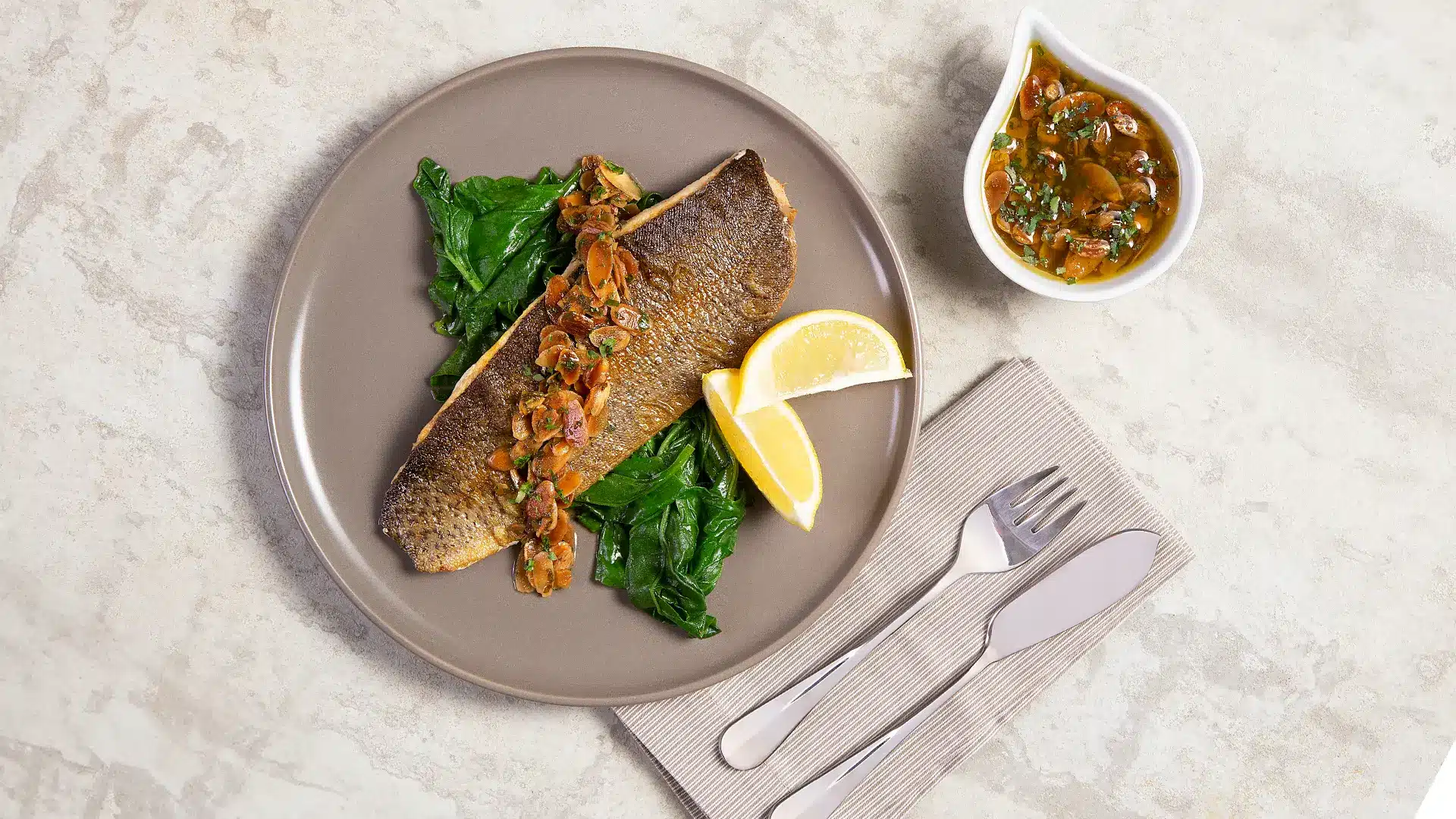 Peixe ao molho de azeite com amêndoas