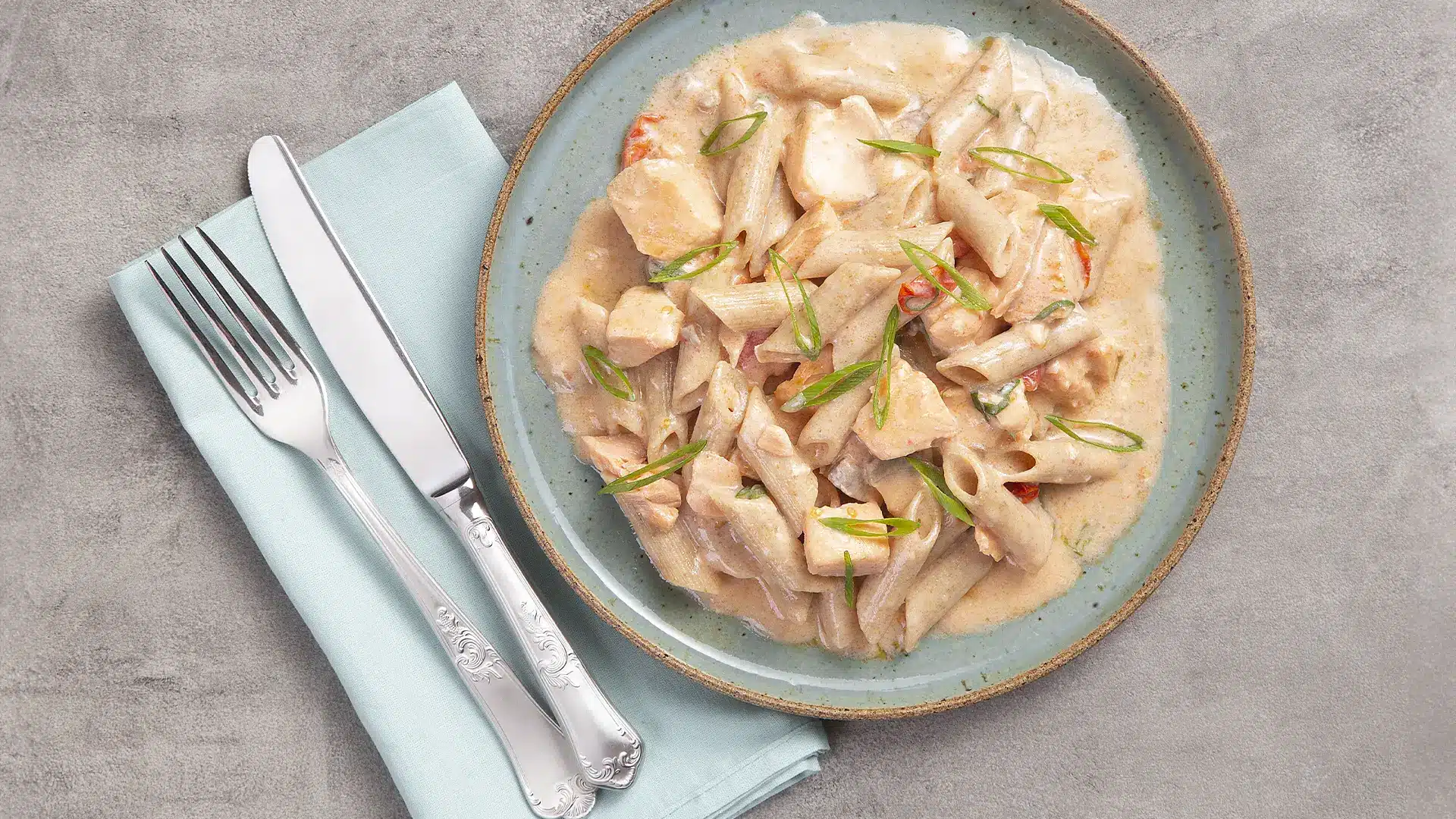 Penne integral ao molho de salmão