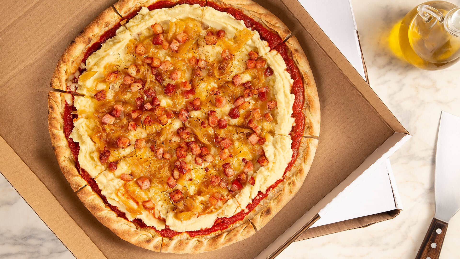 Pizza de purê, cebola caramelizada e bacon