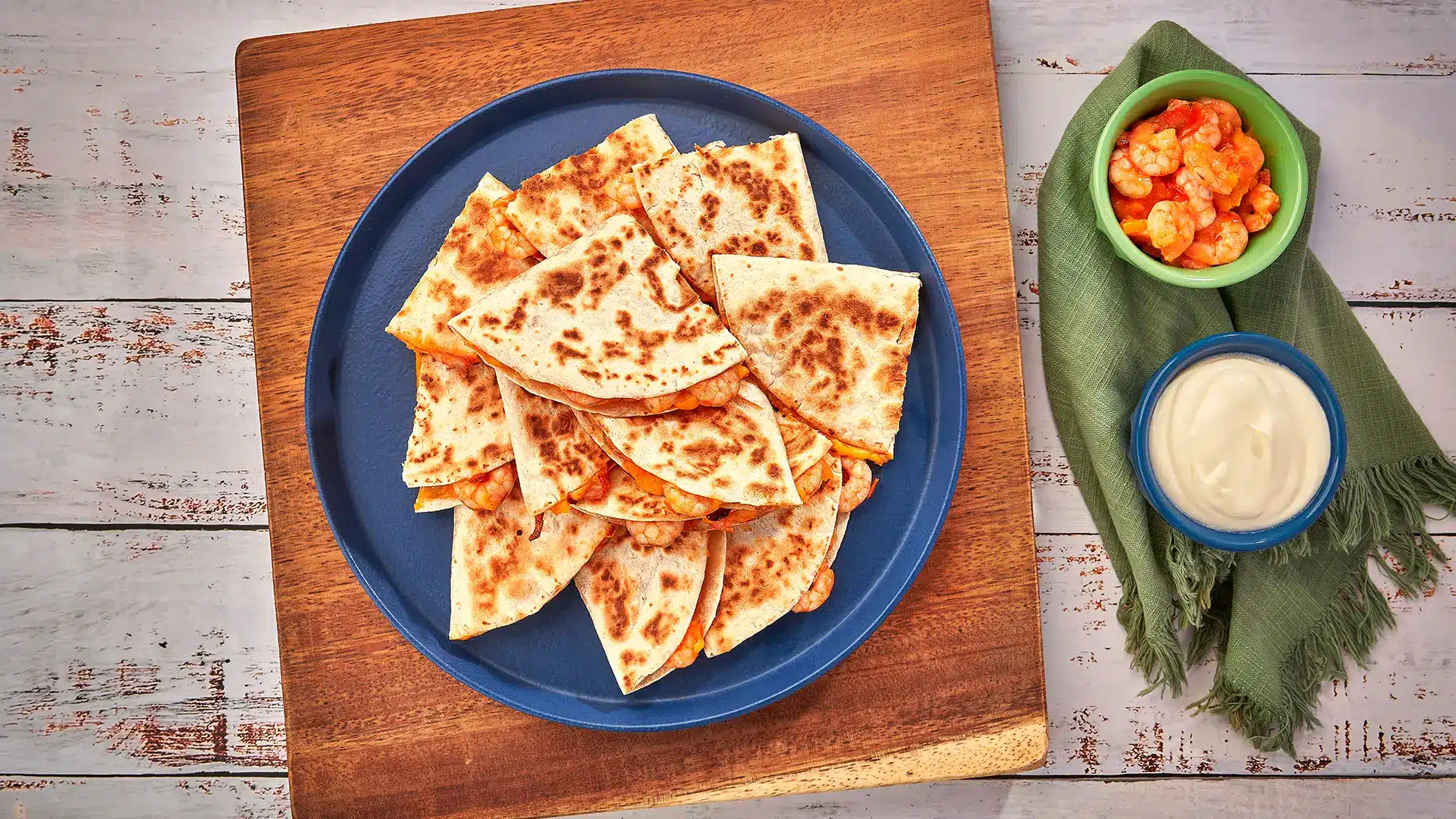 Quesadilla de camarão com queijo e sour cream