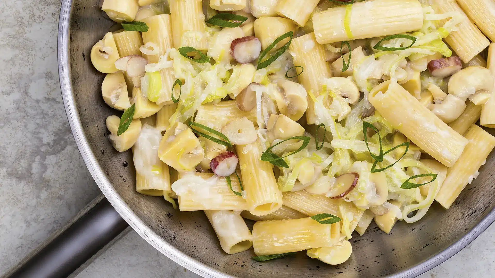 Rigatoni ao molho de pinhão, alho poró e cogumelo