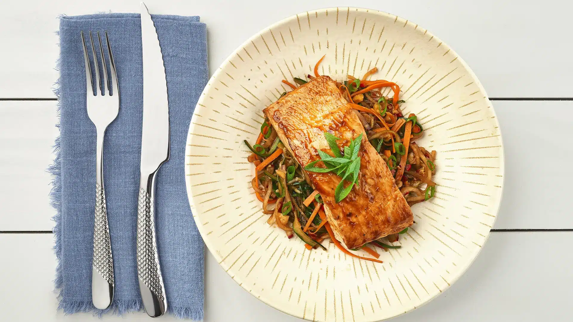 Salmão asiático com legumes refogados