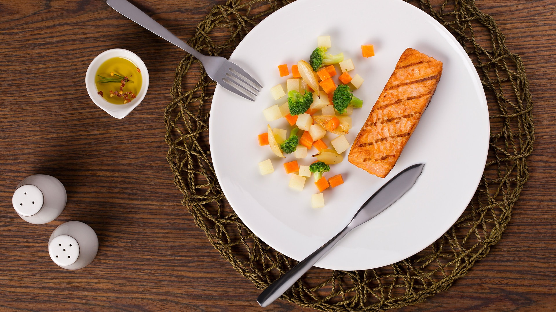 Salmão grelhado com legumes na manteiga