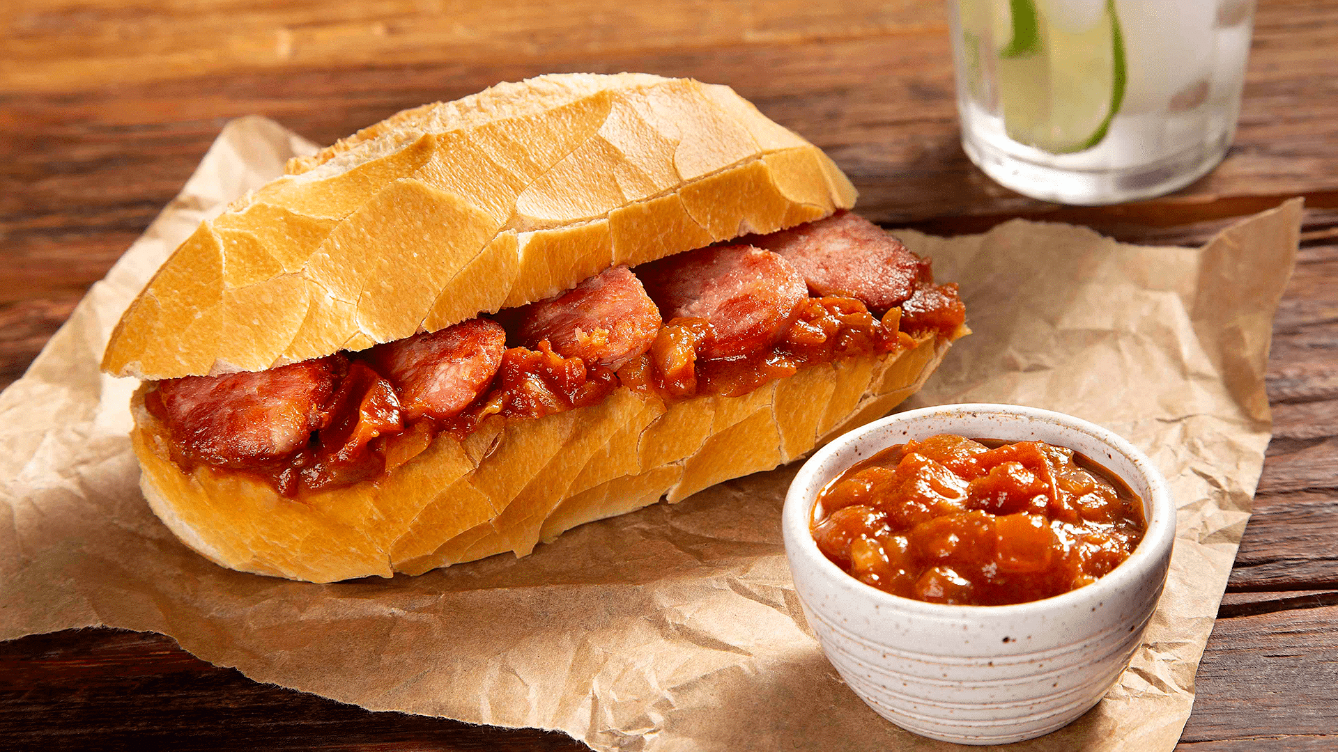 Sanduíche de linguiça com chutney de tomate