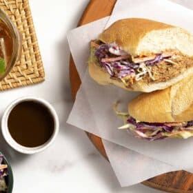 sanduiche suino com bbq e salada fresca top view 03 11 2022 eatfx
