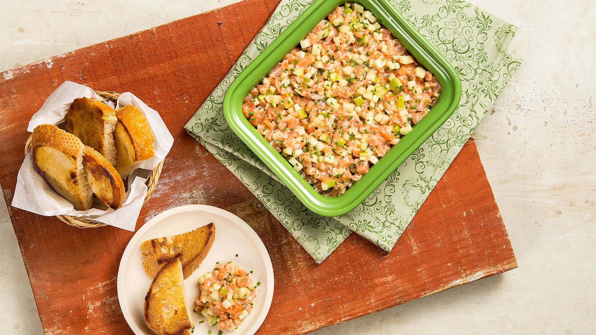 Tartar de salmão com maçã verde e limão