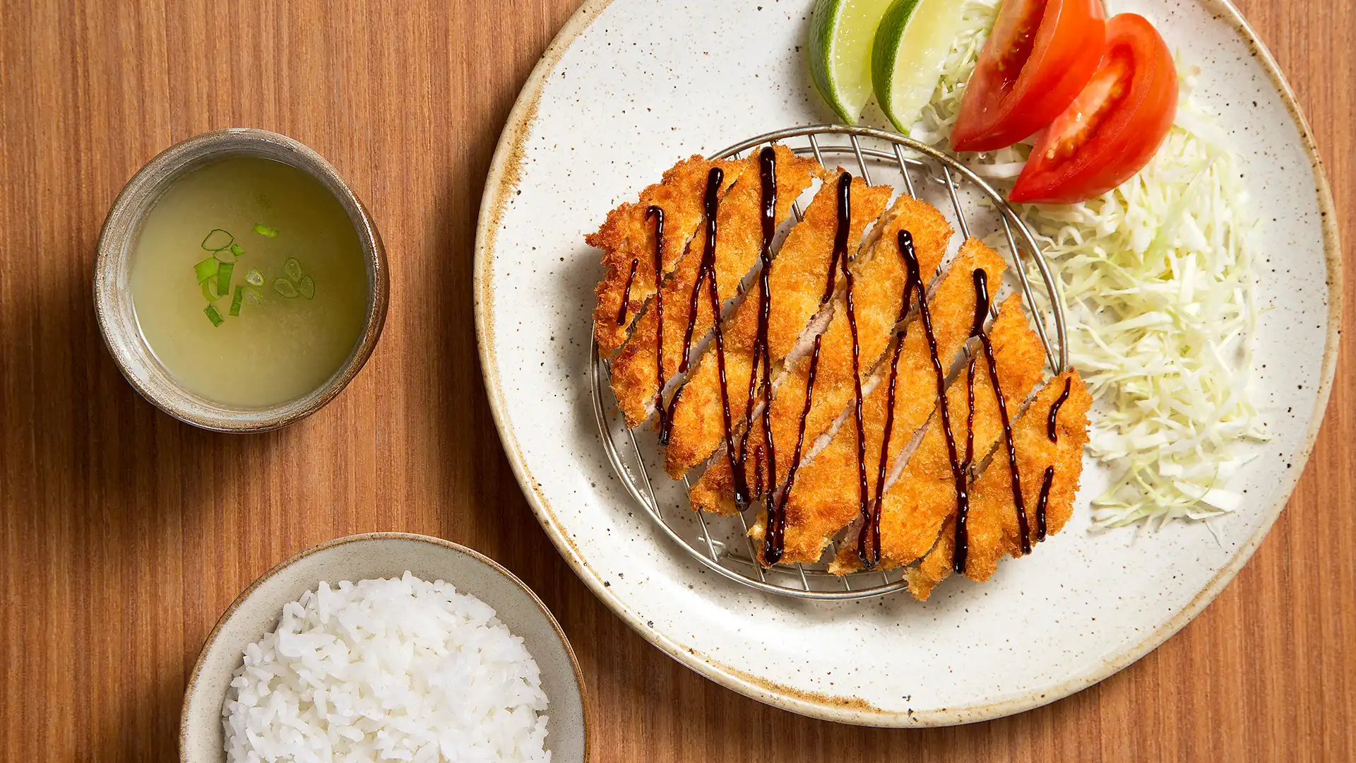 “Tonkatsu” (Carne suína empanada)